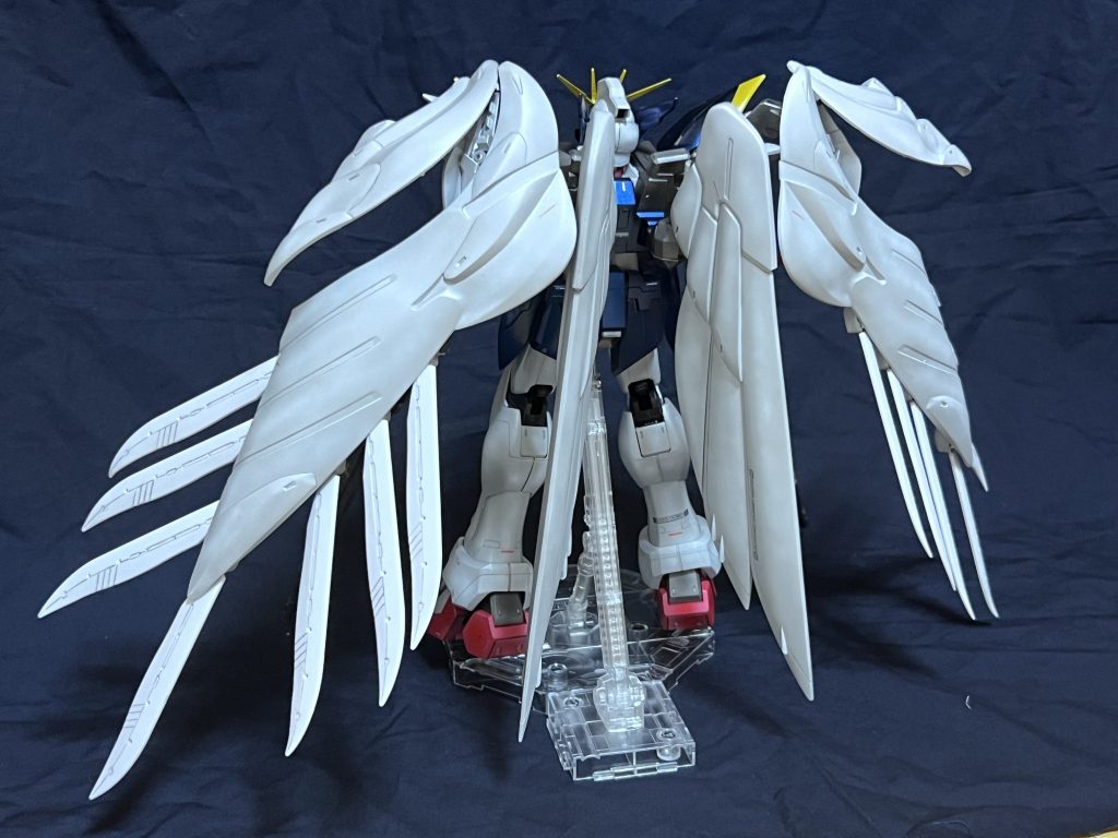 背面。副翼は後ハメ加工やマスキングで合わせ目を消しています。