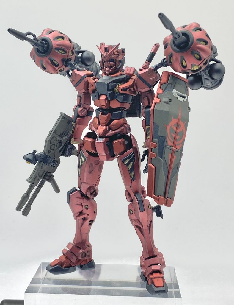 シールドはシールを使わず、マスキング塗装にてジオンマークを再現。もし、又、作る機会があれば、もっとジックリやりたいなって思う出来栄えとなりましたが…（汗）