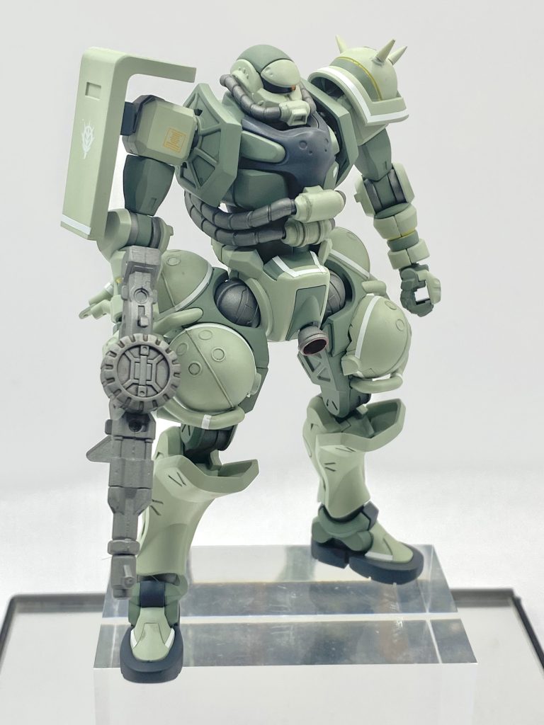 スパイクアーマーは、プラ棒を削り真鍮線で補強しつつ接着。右肩のシールドは、HGハイザックのモノをサイズ調整して使用しています。