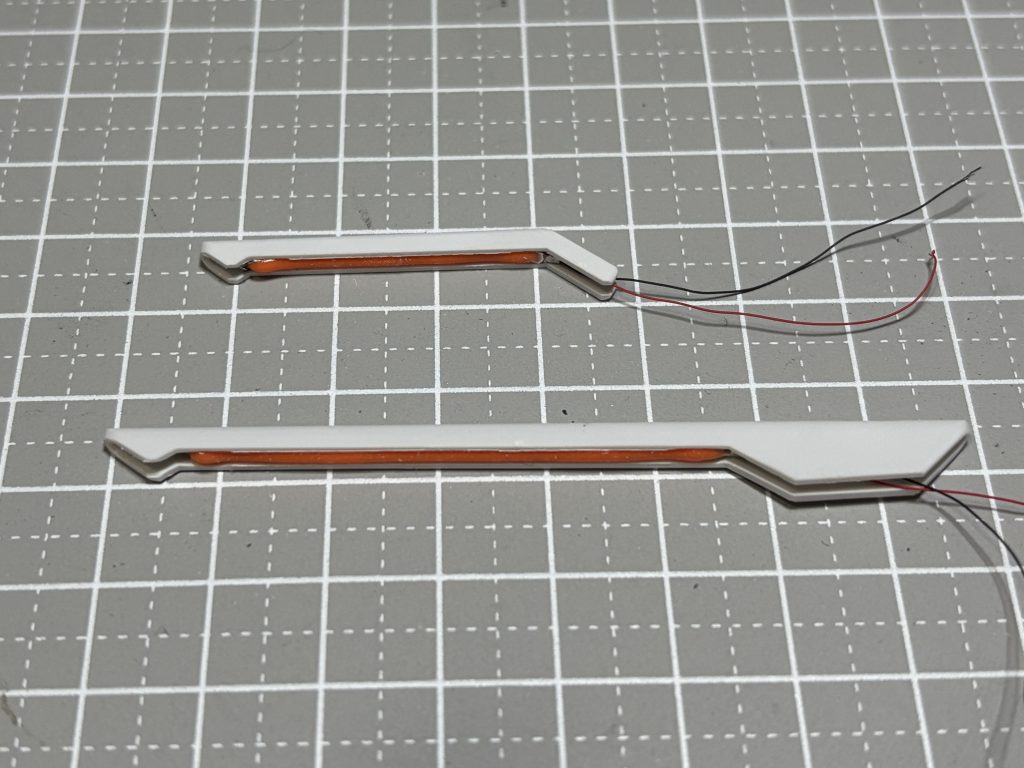 プラウドディフェンダーはフィラメントLEDのピンクを使いました。