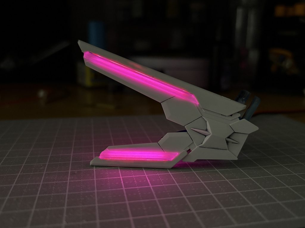 光る部分にタミヤの3mmコの字棒を使ってます。