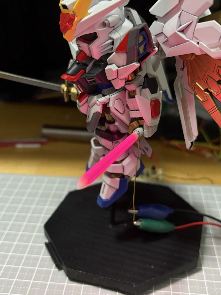 ビームサーベルもフィラメントLEDです。ちょっと短いです…