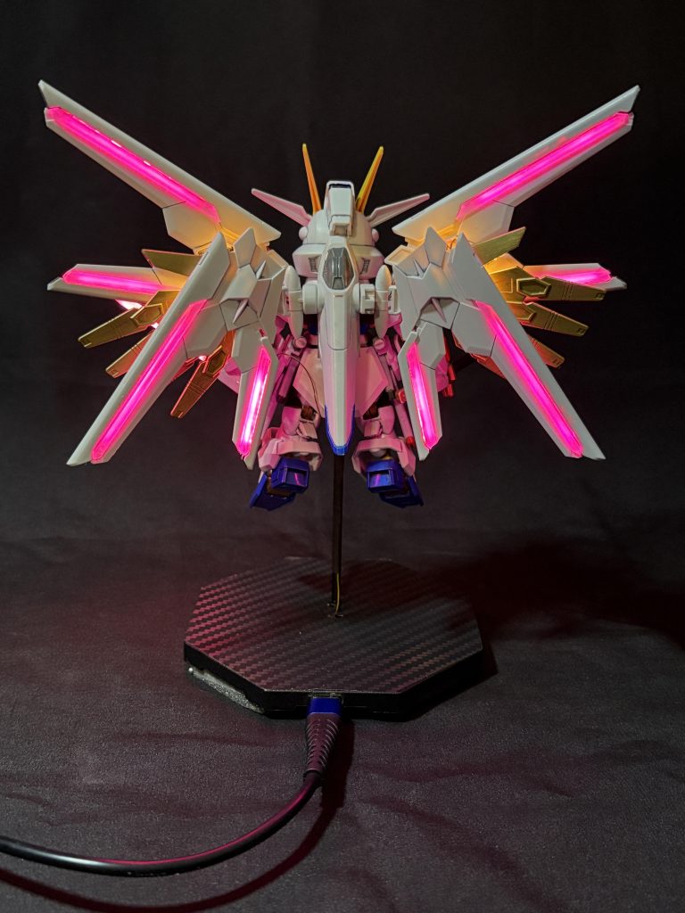 今回、台座に固定した作品としました。電線は支柱の中を通してます。