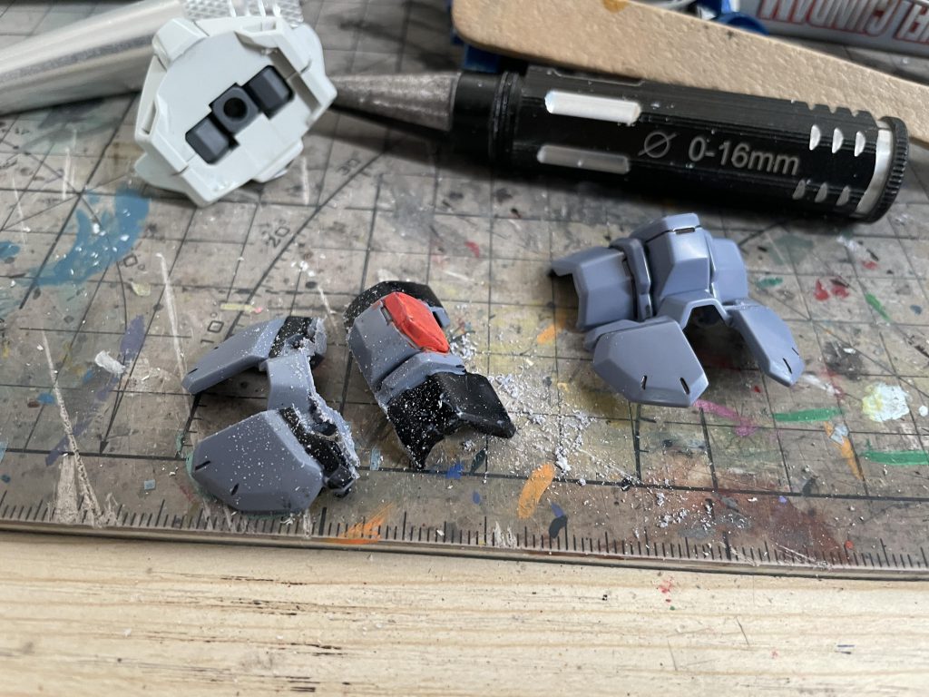 2. アサルトシュラウドパーツ前胴部からスカートアーマー部分を切断