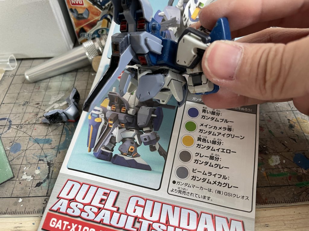 3. 切断したスカートアーマー2枚を後腰部に接着固定  これにより完全装備状態の再現を達成。