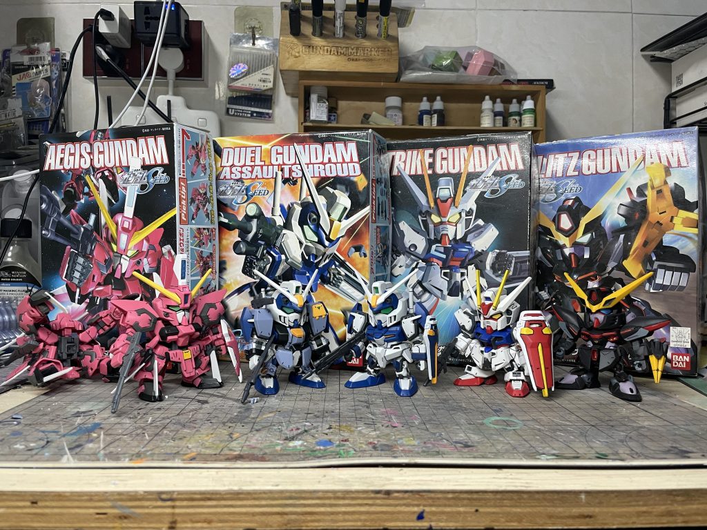 以上が今回のSDデュエルガンダムとデュエルガンダムアサルトシュラウドの紹介です。今後も過去作や新作を随時アップしていきます!初期GAT-Xシリーズ5機、ついに4機が揃いました!しかし最後の1機「バスターガンダム」は、当時キット化されなかったんです…