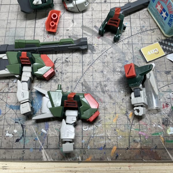一年前、SDヴェルデバスターガンダムをベースにSDバスターガンダムへ改造した際の工程記録を公開します。第一弾は「肩」と「膝」の改造工程です。  【肩の改造】HG バスターガンダムやヴェルデバスターガンダムの肩甲パーツを流用し、  SD腕部への接続部分を調整して装着。  【膝の改造】1. ヴェルデバスターの膝形状をカット  2. プラ板でバスターガンダムの膝形状を新規作成 肩と膝の改造はこれで完了！次回は胴体とバックパックの改造です！（2枚目）