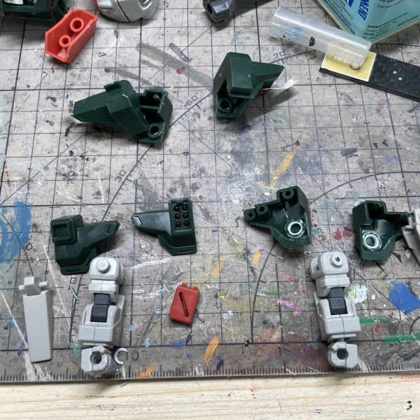一年前、SDヴェルデバスターガンダムをベースにSDバスターガンダムへ改造した際の工程記録を公開します。第一弾は「肩」と「膝」の改造工程です。  【肩の改造】HG バスターガンダムやヴェルデバスターガンダムの肩甲パーツを流用し、  SD腕部への接続部分を調整して装着。  【膝の改造】1. ヴェルデバスターの膝形状をカット  2. プラ板でバスターガンダムの膝形状を新規作成 肩と膝の改造はこれで完了！次回は胴体とバックパックの改造です！（3枚目）