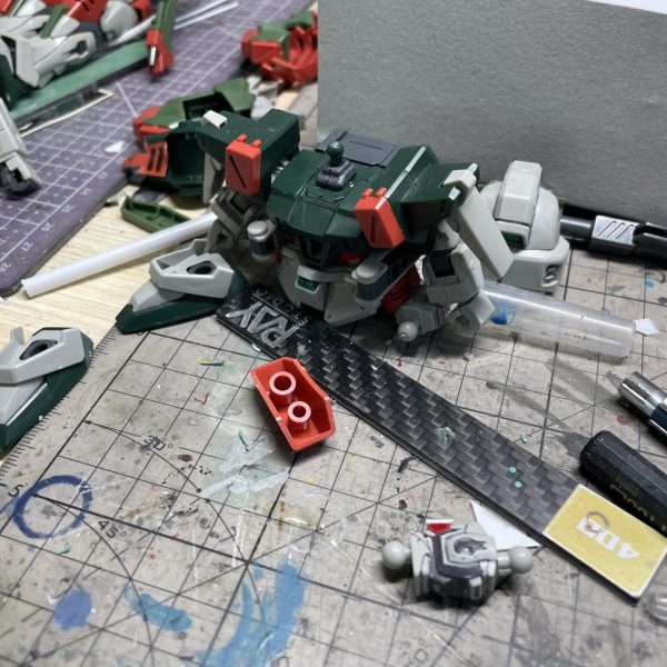 一年前、SDヴェルデバスターガンダムをベースにSDバスターガンダムへ改造した際の工程記録を公開します。第一弾は「肩」と「膝」の改造工程です。  【肩の改造】HG バスターガンダムやヴェルデバスターガンダムの肩甲パーツを流用し、  SD腕部への接続部分を調整して装着。  【膝の改造】1. ヴェルデバスターの膝形状をカット  2. プラ板でバスターガンダムの膝形状を新規作成 肩と膝の改造はこれで完了！次回は胴体とバックパックの改造です！（4枚目）