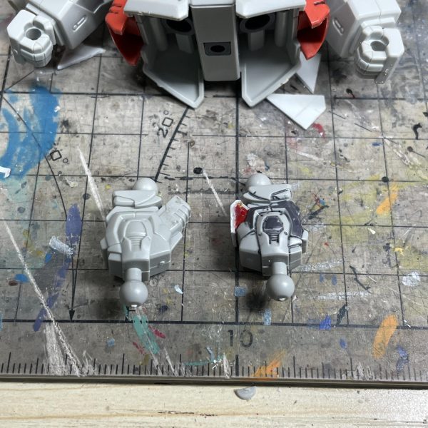 一年前、SDヴェルデバスターガンダムをベースにSDバスターガンダムへ改造した際の工程記録を公開します。第一弾は「肩」と「膝」の改造工程です。  【肩の改造】HG バスターガンダムやヴェルデバスターガンダムの肩甲パーツを流用し、  SD腕部への接続部分を調整して装着。  【膝の改造】1. ヴェルデバスターの膝形状をカット  2. プラ板でバスターガンダムの膝形状を新規作成 肩と膝の改造はこれで完了！次回は胴体とバックパックの改造です！（5枚目）