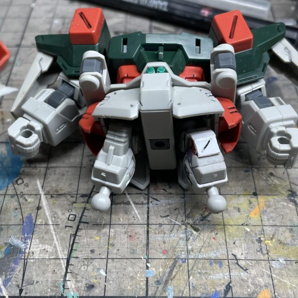 一年前、SDヴェルデバスターガンダムをベースにSDバスターガンダムへ改造した際の工程記録を公開します。第一弾は「肩」と「膝」の改造工程です。  【肩の改造】HG バスターガンダムやヴェルデバスターガンダムの肩甲パーツを流用し、  SD腕部への接続部分を調整して装着。  【膝の改造】1. ヴェルデバスターの膝形状をカット  2. プラ板でバスターガンダムの膝形状を新規作成 肩と膝の改造はこれで完了！次回は胴体とバックパックの改造です！（6枚目）