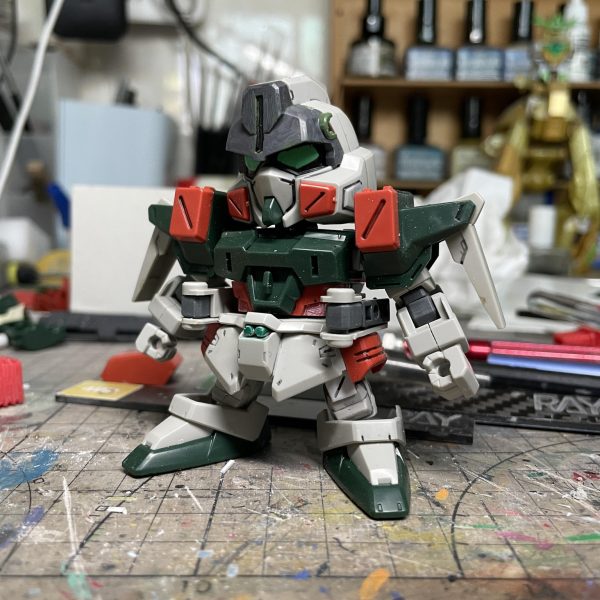 一年前、SDヴェルデバスターガンダムをベースにSDバスターガンダムへ改造した際の工程記録を公開します。第一弾は「肩」と「膝」の改造工程です。  【肩の改造】HG バスターガンダムやヴェルデバスターガンダムの肩甲パーツを流用し、  SD腕部への接続部分を調整して装着。  【膝の改造】1. ヴェルデバスターの膝形状をカット  2. プラ板でバスターガンダムの膝形状を新規作成 肩と膝の改造はこれで完了！次回は胴体とバックパックの改造です！（7枚目）