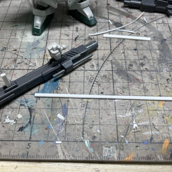 一年前、SDヴェルデバスターガンダムをベースにSDバスターガンダムへ改造した際の工程記録を公開します。第三弾は「武装」の改造工程です。  【武装改造】1. ハンドル部の再制作HGバスターガンダム/ヴェルデバスターガンダム武装を流用、そしてプラ板でSD用ハンドルを新規作成 2. 砲身の短縮砲身を切断し、SDサイズに縮小  ちなみに、こちらは砲口パーツ紛失のため砲口パーツを自作した（紛失しないなら直接使用でOK）  3. 磁石を埋め込みアーム接続部に磁石を埋め込むことで、改造済みバックパックと接続できる。武装の改造はこれで完了！次は頭部の改造です！（2枚目）