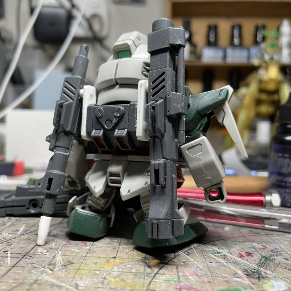 一年前、SDヴェルデバスターガンダムをベースにSDバスターガンダムへ改造した際の工程記録を公開します。第三弾は「武装」の改造工程です。  【武装改造】1. ハンドル部の再制作HGバスターガンダム/ヴェルデバスターガンダム武装を流用、そしてプラ板でSD用ハンドルを新規作成 2. 砲身の短縮砲身を切断し、SDサイズに縮小  ちなみに、こちらは砲口パーツ紛失のため砲口パーツを自作した（紛失しないなら直接使用でOK）  3. 磁石を埋め込みアーム接続部に磁石を埋め込むことで、改造済みバックパックと接続できる。武装の改造はこれで完了！次は頭部の改造です！（5枚目）