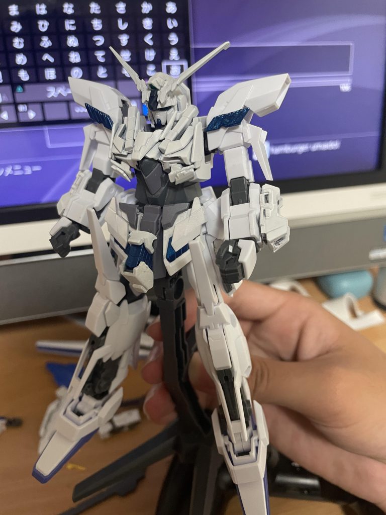 その後グレイズリッターの余剰パーツなどを切って貼り付け、マッシブな印象を受けるように制作しました。