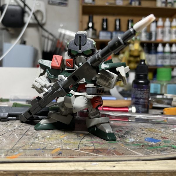 一年前、SDヴェルデバスターガンダムをベースにSDバスターガンダムへ改造した際の工程記録を公開します。第三弾は「武装」の改造工程です。  【武装改造】1. ハンドル部の再制作HGバスターガンダム/ヴェルデバスターガンダム武装を流用、そしてプラ板でSD用ハンドルを新規作成 2. 砲身の短縮砲身を切断し、SDサイズに縮小  ちなみに、こちらは砲口パーツ紛失のため砲口パーツを自作した（紛失しないなら直接使用でOK）  3. 磁石を埋め込みアーム接続部に磁石を埋め込むことで、改造済みバックパックと接続できる。武装の改造はこれで完了！次は頭部の改造です！（6枚目）
