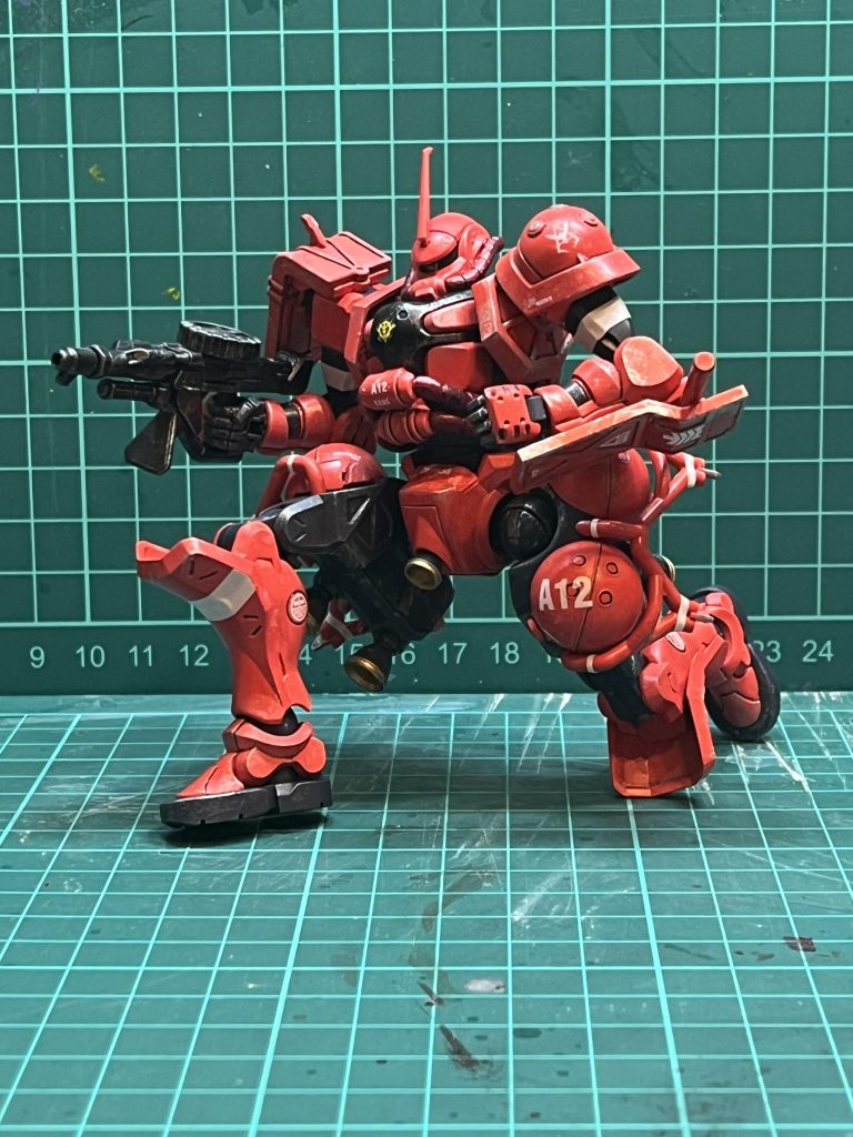 膝立ちシャア専用に、デコりました。