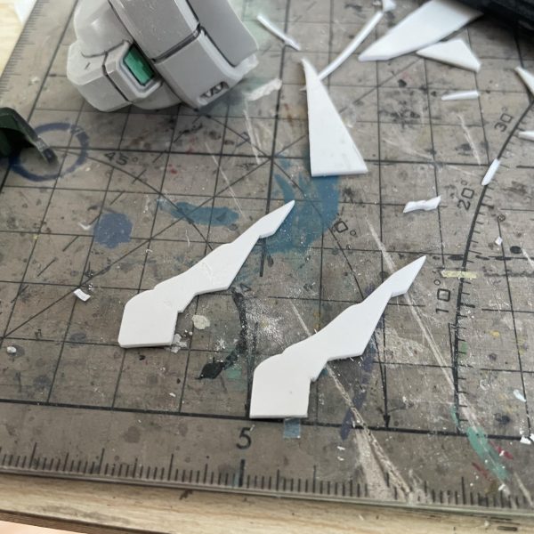 一年前、SDヴェルデバスターガンダムをベースにSDバスターガンダムへ改造した際の工程記録を公開します。最終章は「頭部」の改造工程です。【頭部改造】1. アンテナの制作 設定資料を基にアンテナ形状を確定し、プラ板で作り、そして頭部緑パーツに矩形スロットを切削し、アンテナを埋め込み  2. 可動式防弾装甲取り外し後の処理可動式防弾装甲取り外しで、露出した緑パーツの円孔をプラ棒で埋め戻し3. バスターガンダム特有のセンサー防弾装甲再現    設定画を参照し防弾装甲の造型をSD頭部サイズに最適化（幅調整）、そしてプラ板で制作。  4. 頭部改造完成  センサー防弾装甲を組み込み、頭部の変換を完了【完結】  これをもって、SDヴェルデバスターガンダムからSDバスターガンダムへの改造は全て完了いたしました！ （2枚目）