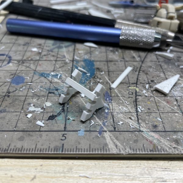 一年前、SDヴェルデバスターガンダムをベースにSDバスターガンダムへ改造した際の工程記録を公開します。最終章は「頭部」の改造工程です。【頭部改造】1. アンテナの制作 設定資料を基にアンテナ形状を確定し、プラ板で作り、そして頭部緑パーツに矩形スロットを切削し、アンテナを埋め込み  2. 可動式防弾装甲取り外し後の処理可動式防弾装甲取り外しで、露出した緑パーツの円孔をプラ棒で埋め戻し3. バスターガンダム特有のセンサー防弾装甲再現    設定画を参照し防弾装甲の造型をSD頭部サイズに最適化（幅調整）、そしてプラ板で制作。  4. 頭部改造完成  センサー防弾装甲を組み込み、頭部の変換を完了【完結】  これをもって、SDヴェルデバスターガンダムからSDバスターガンダムへの改造は全て完了いたしました！ （5枚目）