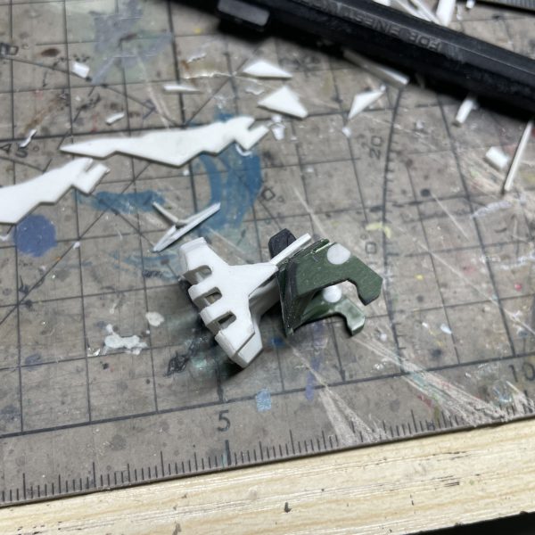 一年前、SDヴェルデバスターガンダムをベースにSDバスターガンダムへ改造した際の工程記録を公開します。最終章は「頭部」の改造工程です。【頭部改造】1. アンテナの制作 設定資料を基にアンテナ形状を確定し、プラ板で作り、そして頭部緑パーツに矩形スロットを切削し、アンテナを埋め込み  2. 可動式防弾装甲取り外し後の処理可動式防弾装甲取り外しで、露出した緑パーツの円孔をプラ棒で埋め戻し3. バスターガンダム特有のセンサー防弾装甲再現    設定画を参照し防弾装甲の造型をSD頭部サイズに最適化（幅調整）、そしてプラ板で制作。  4. 頭部改造完成  センサー防弾装甲を組み込み、頭部の変換を完了【完結】  これをもって、SDヴェルデバスターガンダムからSDバスターガンダムへの改造は全て完了いたしました！ （6枚目）