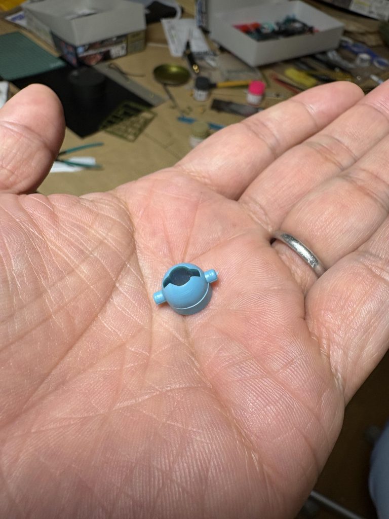 作品名：アッザムを見つけました！<p>chosnaさんやホラフキンさんにヒントをいただき、アッザムを作ろうと思いました。 イイ感じのアッザムの素がゴミ箱から出てきました(zaku-kao8) ハイゴックの何かのパーツですね。 大きなタマネギを作っていきますよ […]</p>
