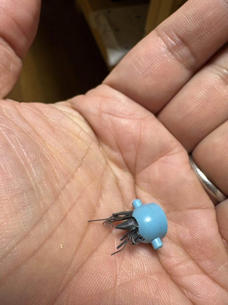 この状態で流し込みセメントを流し込んで、パテ代わりにします。焼いたランナーなのですぐに溶けます(zaku-kao8)真ん中のトンガリは、焼いたランナーの端っこです(zaku-kao8)焼いたランナーは捨てる所がありません(zaku-kao8)