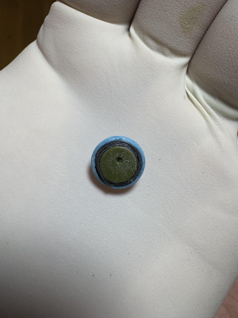 底の部分を切りすぎたので、兵隊さんの土台と焼いたランナーで肉付けしました(zaku-kao8)定期入れの中のフォートグラム♪