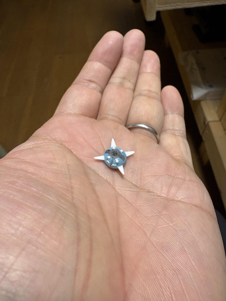 脚の付け根は強度が欲しかったので気持ち厚めのプラ板を利用しました(zaku-kao8)九段下の駅を降りて〜🎵