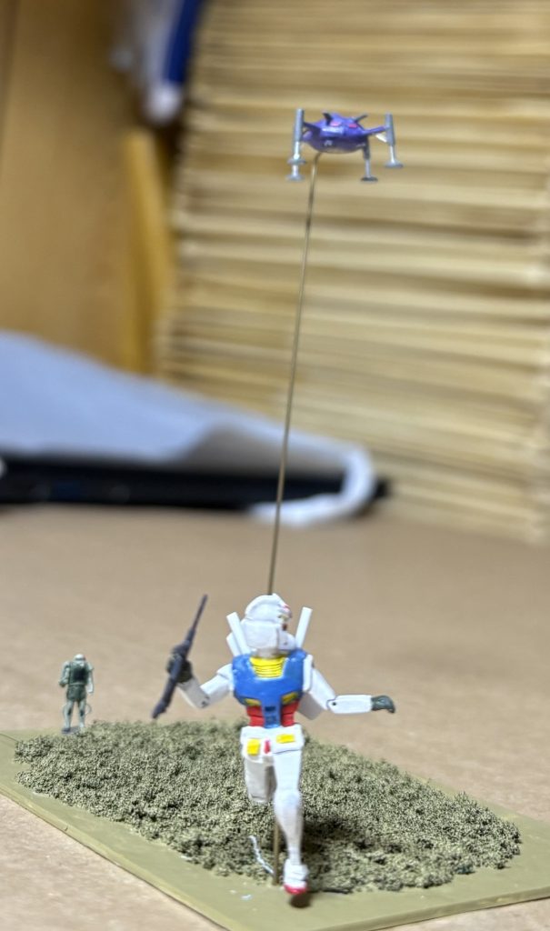 蹴ろうとしたら、アッザムが起こってまた浮遊しました(zaku-kao9)