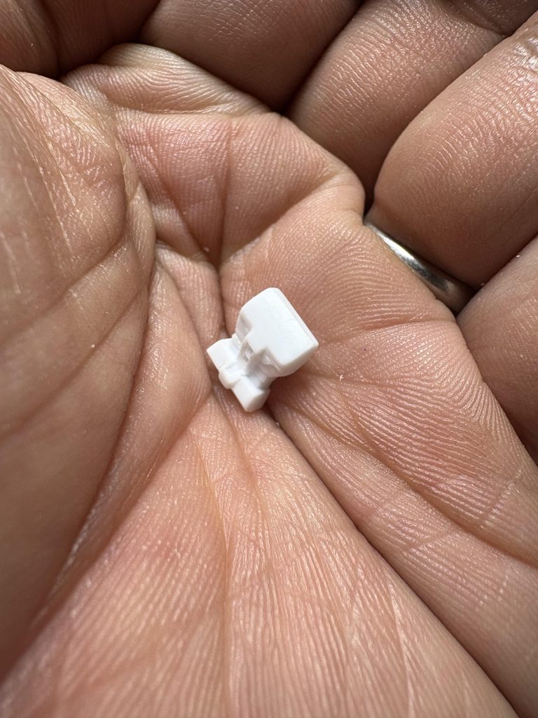 とりあえず廃材を彫るしかないのですが完成形が描けず、コレは流石に無理かな...って思いました。同時に仕事が忙しくなって、しばらく放置することになりました(zaku-kao8)