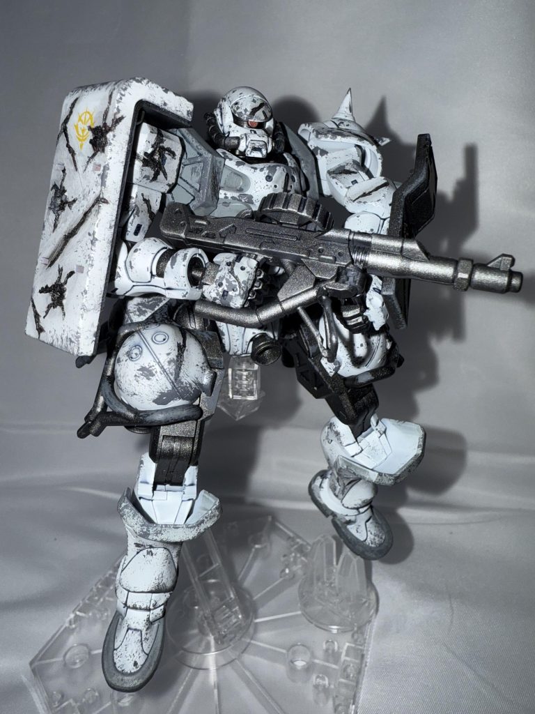 シールドはHGシャアザクのものを流用マシンガンはなんか平たい部分取って真鍮線に変更してパケ絵に近づけてます