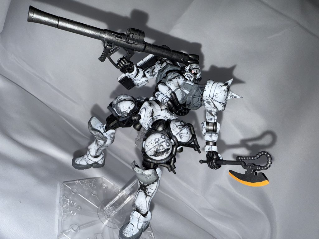 武器もシャアザクから拝借。シルエット変わってもザクバズーカとヒートホークがよく似合う