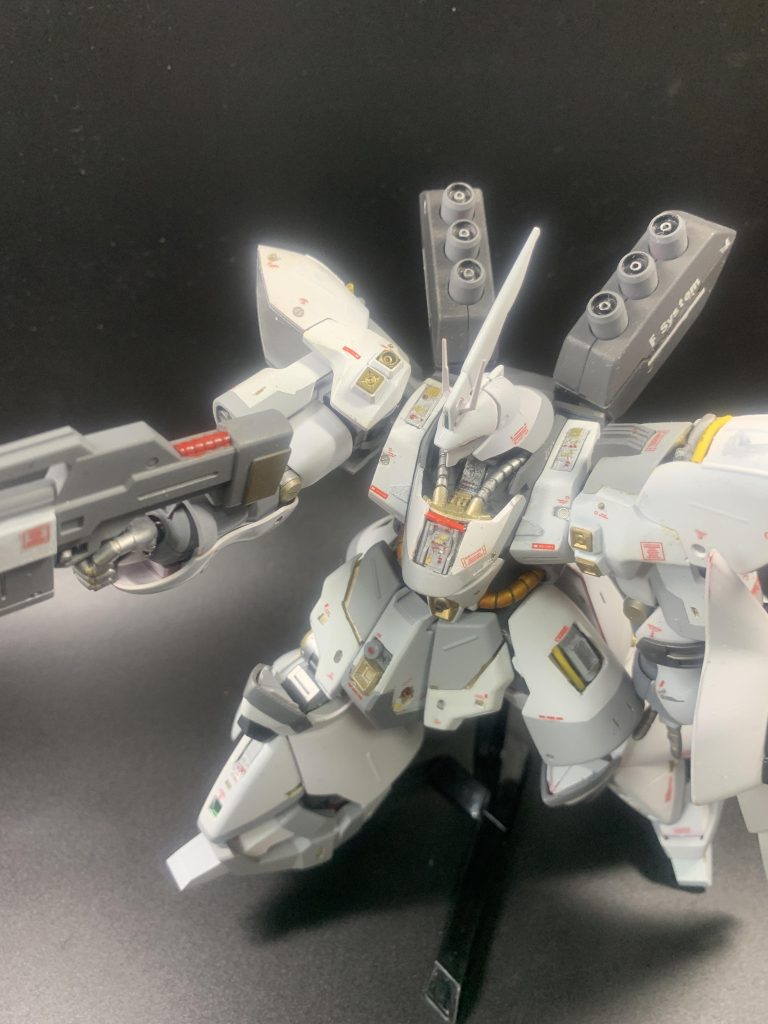 メカニカルなディテールを中心に加えてみました。