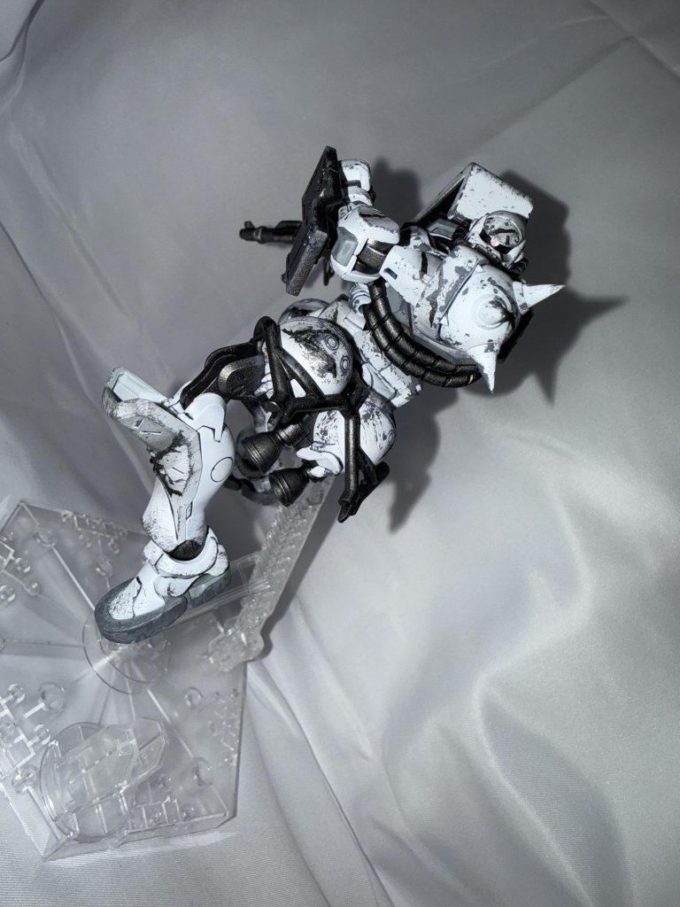 肩スパイクは流用ではなく軍警ザクのものに金属スパイクを取り付けられるよう改造。鋭過ぎて指に刺さって血が出ました。