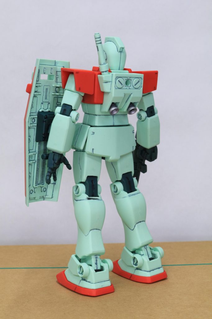 バーニア部分だけペンタイプのガンダムカラーで着色。作り終わってトップコート吹いてからあちこちの墨入れのはみだしの消し忘れに気づく。