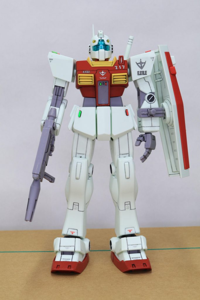 合わせ目を出来る限り消して、胸部・脚部・腕部などにすじぼりを追加。少々プラ棒でディティールも追加。