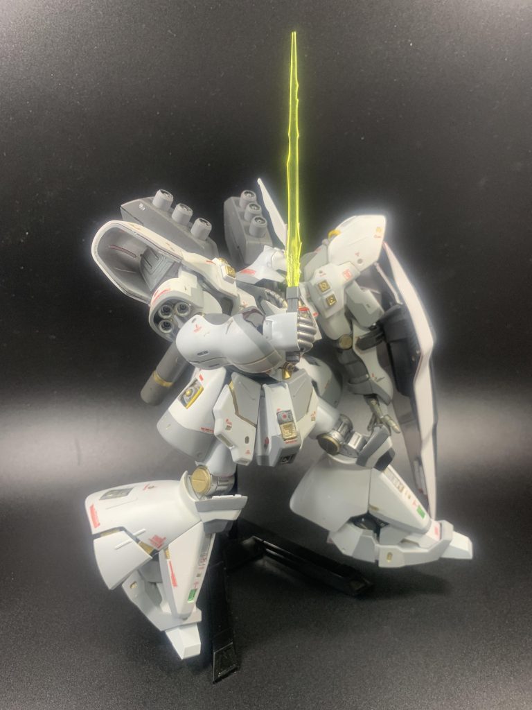 ノーマルビームサーベルを構えるサザビー。〈やっちまうぞ、コラ‼️〉と言っているみたいでポーズはあまり決まっていません。(zaku-kao9)