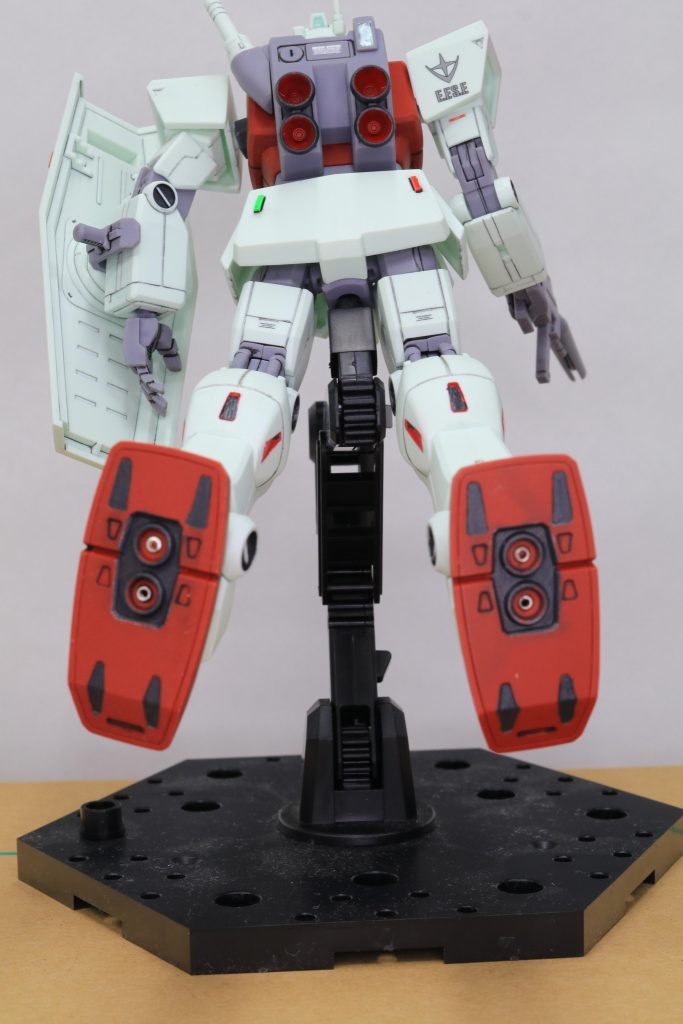 足の裏のバーニアには金属パーツを穴開けて埋め込み。背中のバーニアノズルもちょっと塗装