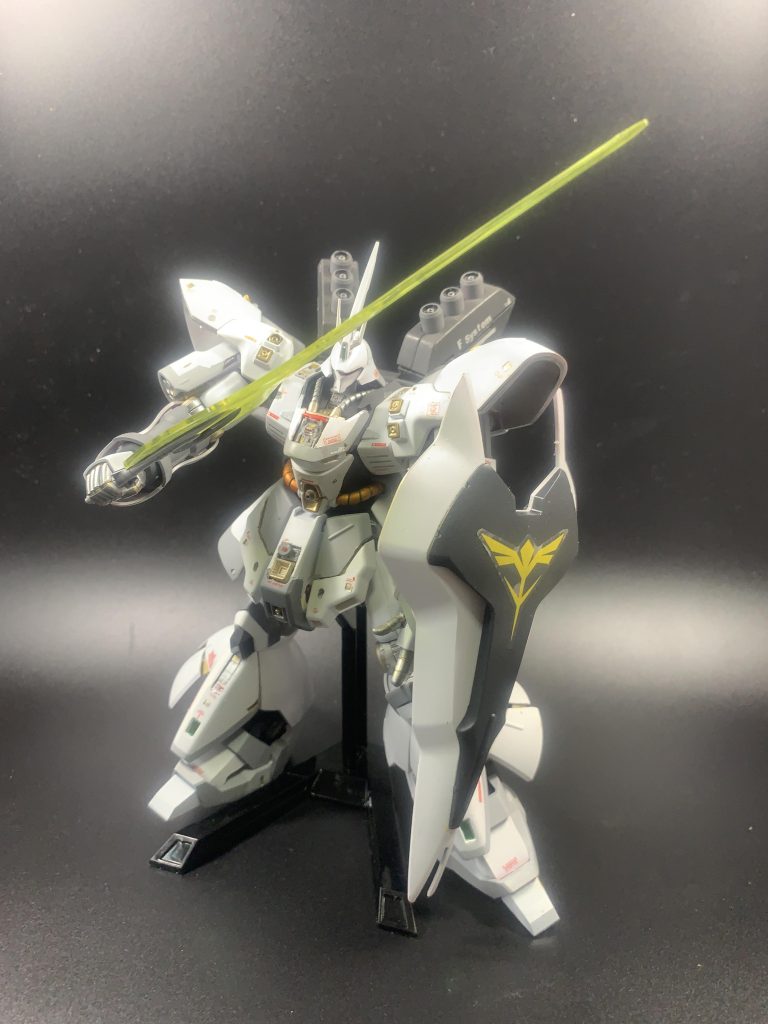 ファンネルに拡散メガ粒子砲と強力な武装があるにも関わらずビームサーベル系の武器を三つも持っているサザビー。武蔵坊弁慶ですか!?(zaku-kao4)