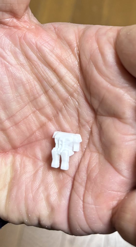 プラ棒の端材をくっつけて脛っぽく彫り込んでいくんですが、なんか上手く形が出なくて嫌気がさしてきます(zaku-kao8)そんな時に...ハウンドドッグ大友康平が「間違いを恐れてばかりでいて立ち止まっていないか?」って語りかけてきました(zaku-kao8)