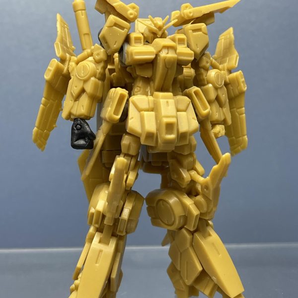 膝・膝・手首・フロントアーマーは固定ですが、それ以外はそれなりに動きます。肩は誇張して上側に付けてますが、高すぎるか…ちょっと下げます。手は大きくしたいなと。右は仮に付けてますが、大きすぎ💧頭も後方にずらしたいかなやりたいポーズのための可動なんで、シリンダー付いてる関節はそのままでいいかなぁと。必要なら加工しますが…たくさんの方のZZを参考に、ワタクシの色味をとやってますが、だいぶイメージどおりになってきました✌️ （2枚目）