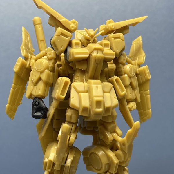 膝・膝・手首・フロントアーマーは固定ですが、それ以外はそれなりに動きます。肩は誇張して上側に付けてますが、高すぎるか…ちょっと下げます。手は大きくしたいなと。右は仮に付けてますが、大きすぎ💧頭も後方にずらしたいかなやりたいポーズのための可動なんで、シリンダー付いてる関節はそのままでいいかなぁと。必要なら加工しますが…たくさんの方のZZを参考に、ワタクシの色味をとやってますが、だいぶイメージどおりになってきました✌️ （1枚目）