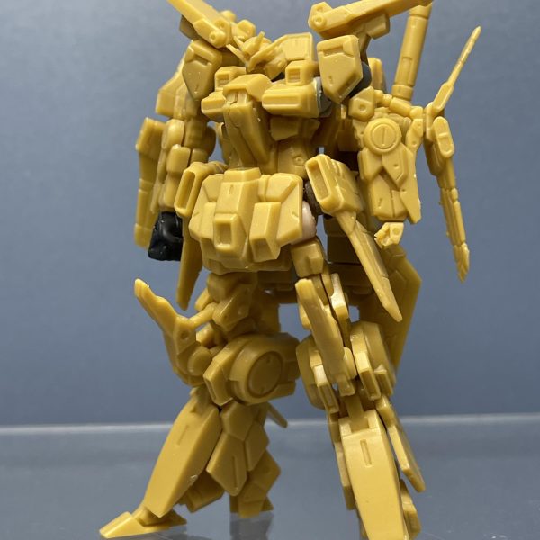 膝・膝・手首・フロントアーマーは固定ですが、それ以外はそれなりに動きます。肩は誇張して上側に付けてますが、高すぎるか…ちょっと下げます。手は大きくしたいなと。右は仮に付けてますが、大きすぎ💧頭も後方にずらしたいかなやりたいポーズのための可動なんで、シリンダー付いてる関節はそのままでいいかなぁと。必要なら加工しますが…たくさんの方のZZを参考に、ワタクシの色味をとやってますが、だいぶイメージどおりになってきました✌️ （3枚目）