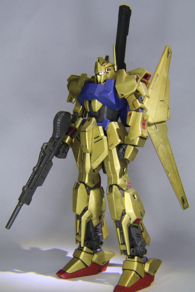 これほど失敗してもフォルムが美しい百式のデザインて本当に凄いと思いました。金色部分以外は塗装してないので成型色で綺麗なのが僕自身のやっちまった感を強めてくれました。