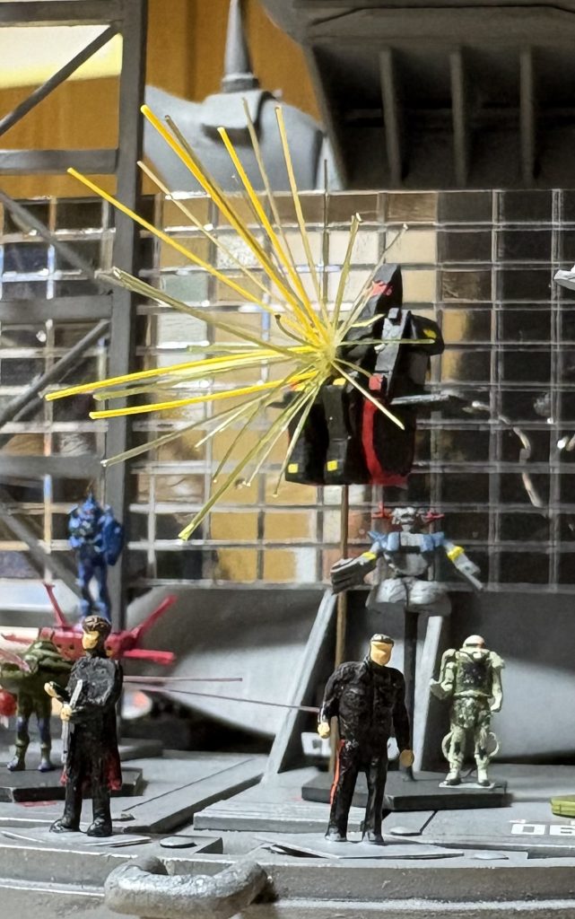 ビームは、いつも通りランナーを焼いて伸ばしたのですが、今回は激しく拡散してる様子をアピールしたかったので、通常の黄色と透明黄色と透明薄黄色の3色で作りました(zaku-kao8)バービーボーイズとジュンスカイウォーカーズとパーソンズみたいなイメージで作りました(zaku-kao8)