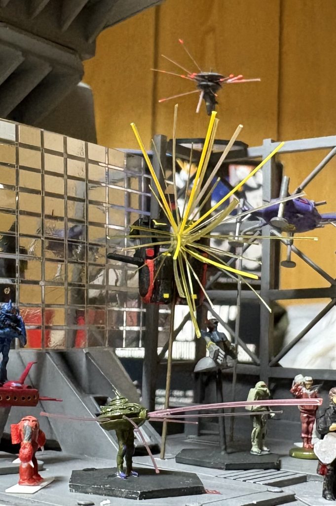 この絵だと、ビグザム、サイコガンダム、アバオアクーのビーム乱射3連発です(zaku-kao8)椎名林檎、矢井田瞳、aikoの3連発的な...