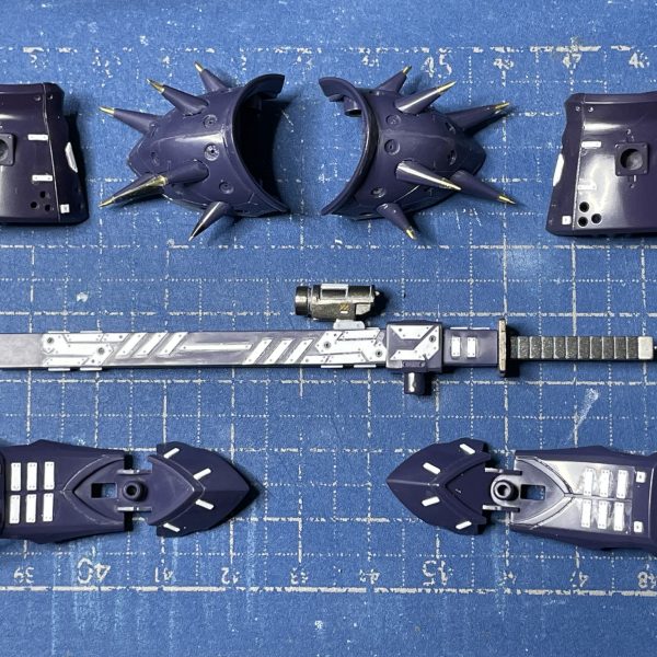 HGUCイフリート・ナハトショルダーアーマーに削り込んだスパイク取り付け鞘にスコープと銃口を奢って仕込みの鞘にアーマーにサロパスでディテール追加自作メタルパーツを製作（2枚目）