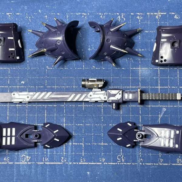 HGUCイフリート・ナハトショルダーアーマーに削り込んだスパイク取り付け鞘にスコープと銃口を奢って仕込みの鞘にアーマーにサロパスでディテール追加自作メタルパーツを製作（1枚目）