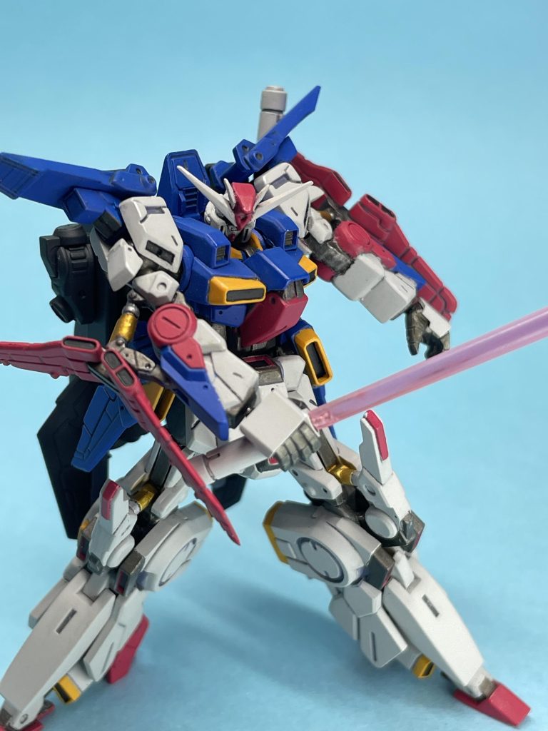 本体はガイアノーツのニュートラルグレーⅡ。アンテナは黄色だと主張しすぎたので本体と同色。赤・青もビビットよりに。フレームは水性のガンメタ。アニメよりにしたかったので、デカールなしでオーソドックスに塗装しました。