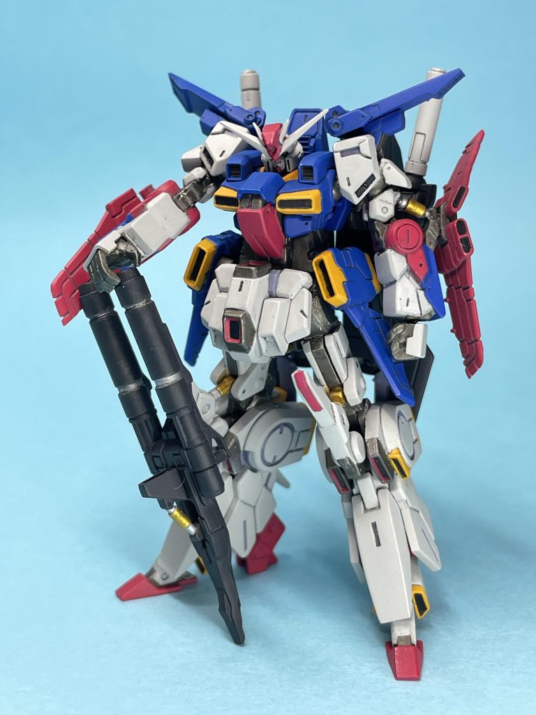 なんとなく持たせました。 アンテナで顔がよく見えなかったので、露出高めで撮影しました。そのせいで実際より明るめのカラーリングに見えます。